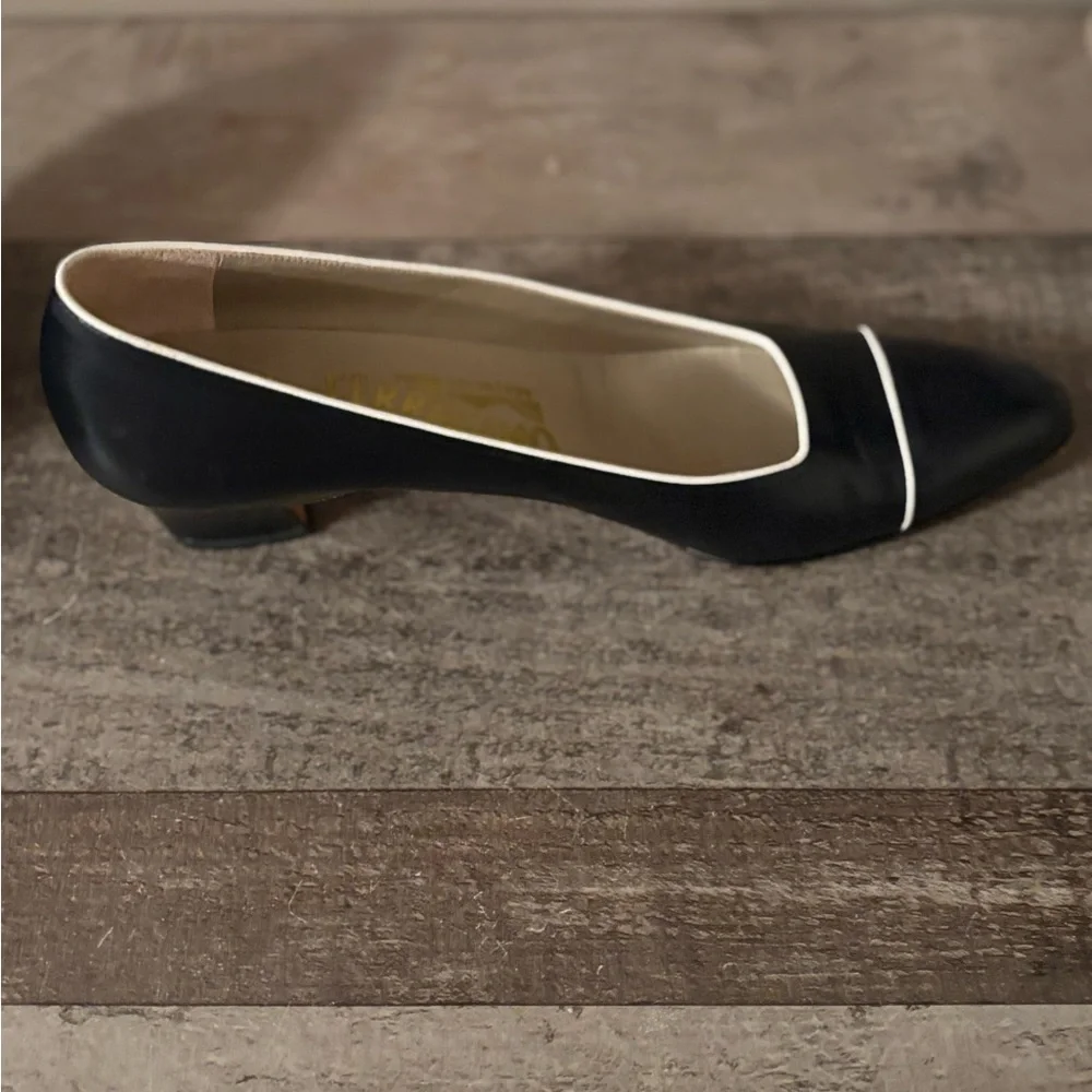 SALVATORE FERRAGAMO VTG BLACK LEATHER PUMPS WITH WHITE TRIM Size 7 - Picture 5 of 8